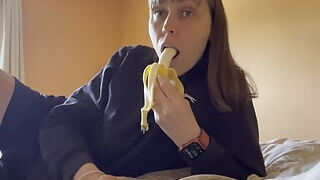 I love sucking on bananas