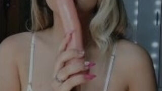 Me masturbo para la camara con mi juguete