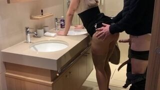 'Meeting Pause: heiÃŸe Angestellte mit roten Lippen vom Vorgesetzten benutzt'