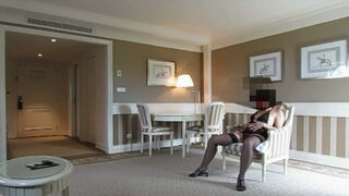 elle fait la chaudasse en mode pipeuse dans un hotel parisien