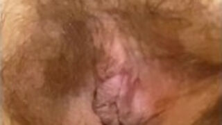 Jouer avec une chatte poilu, très serrée et jeune - 18+ - extrêmement perverse
