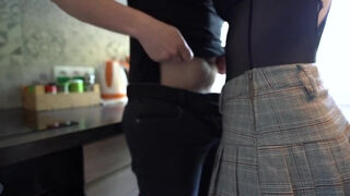 mon nouveau copain me prend contre le plan de travail