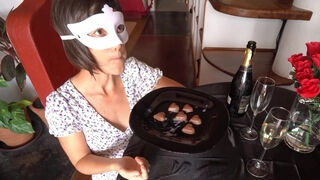 il lui pisse dessus la baise et lui jouie au visage