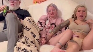 Laska me baise pendant que son mec regarde le film à côté cheating infidélité vraie cuckold lesbian