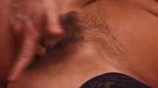 Troia Amatoriale Pelosa Con Grosse Tette Si Masturba