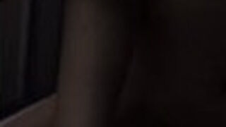 Pareja sexy amateur teniendo sexo mientras fuman