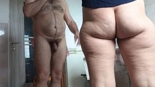 Coppia amatoriale si diverte in cucina.