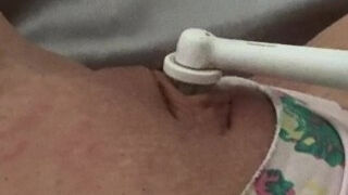Ragazza orgasmo pulsante con lo spazzolino