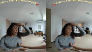 Meeting Thai MILF in Bangkok Mall - AsiansexdiaryVR