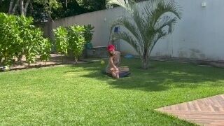 'Mi novio interrumpe mi momento de elongación  y me pone su enorme verga en mi boca'