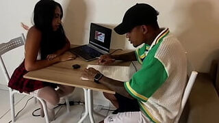 DEIXOU A NAMORADA I ESTUDAR NA CASA DO AMIGO E ELE METEU A ROLA NELA