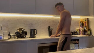 Yasmina Khan Recibe Una Polla Enorme En La Cocina Y La Revientan El Culo Contra La Encimera Arabe De Tetas Y Culo Enorme