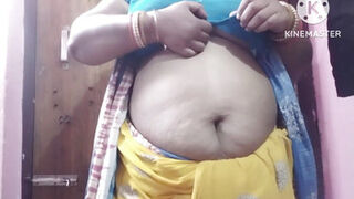 Desi aunty showing her big boobs to her boyfriend with hindi audio sex talk