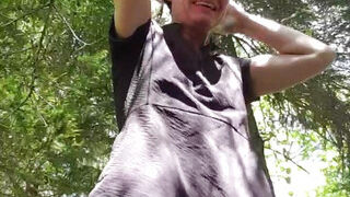 Milf Julie spritzt im Wald draussen