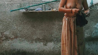 The elder sister-in-law's stepsister is bathing naked in the open courtyard of the house, the elder sister-in-law's st