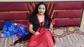Bhabi was talking somewhere, after seeing the husband, put the phone in the pussy.