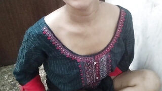 Uncle ne muze ghar pe bula kar jabar dasti pela