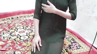 Desi aunty ko saman dene ke bahane pel diya