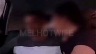 NOVINHO TIMIDO ME BOTOU PRA MAMAR ENQUANTO O MARIDO CORNO DIRIGIA