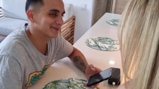 'Le pido ayuda a la milf y termino follandola sin condon hasta correrme - monique fuentes'