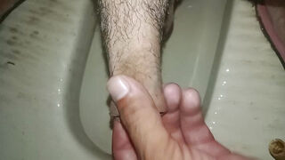 Hot pissing handjob