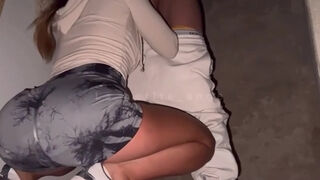 ferme la porte a clé je vais te sucer vite fait