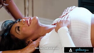 GIRLSWAY - MILF Kylie Le Beau Relieves Ember Snow With Pussy &_ Ass Eating - PORTUGUESE SUBTITLES