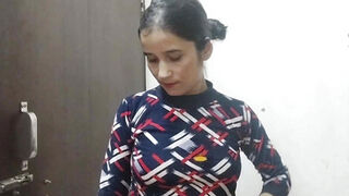 Desi aunty ko saman dene ke bahane pel diya