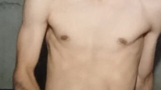 'Joven latino se masturba y eyacula rico'