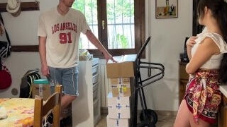 Moglie infedele bruna tradisce il marito e scopa duro con il ragazzo dei traslochi-Dialoghi italiano