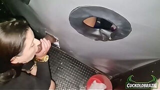 Monica Lima sendo fodida por um desconhecido no GloryHole - Gostosa da bucetinha loira aguentando rola no swing COMPLETO NO RED