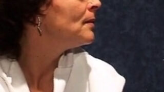 Deutsche brnette Gromutter zieht sich aus und fickt hart