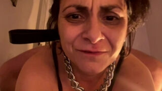 je lui pompe sa queue en tenue coquine